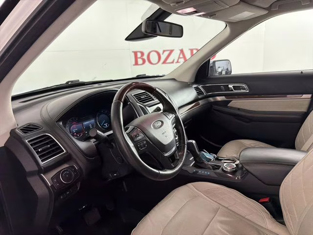 2018 White Platinum Clearcoat Metallic Ford Explorer Platinum 4X4 SUV