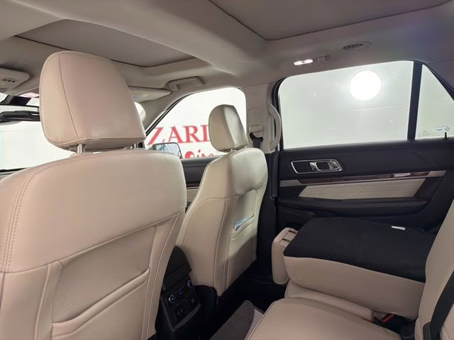 2018 White Platinum Clearcoat Metallic Ford Explorer Platinum 4X4 SUV