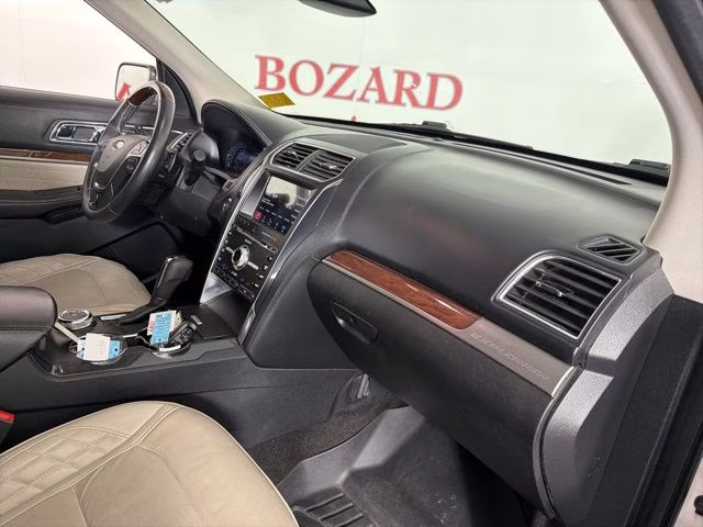 2018 White Platinum Clearcoat Metallic Ford Explorer Platinum 4X4 SUV