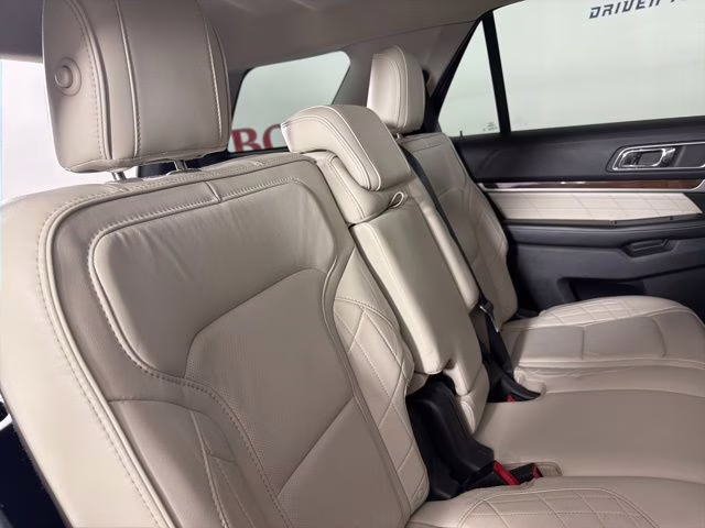 2018 White Platinum Clearcoat Metallic Ford Explorer Platinum 4X4 SUV