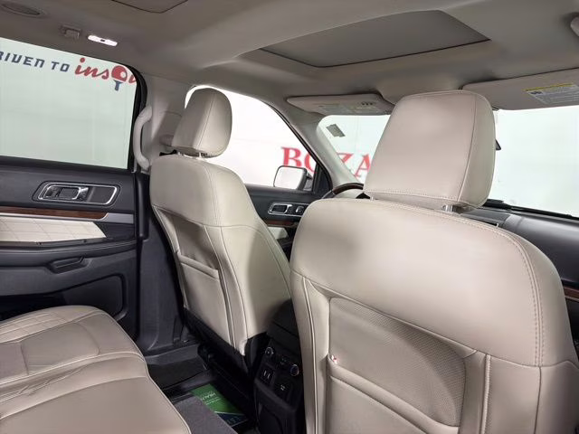 2018 White Platinum Clearcoat Metallic Ford Explorer Platinum 4X4 SUV