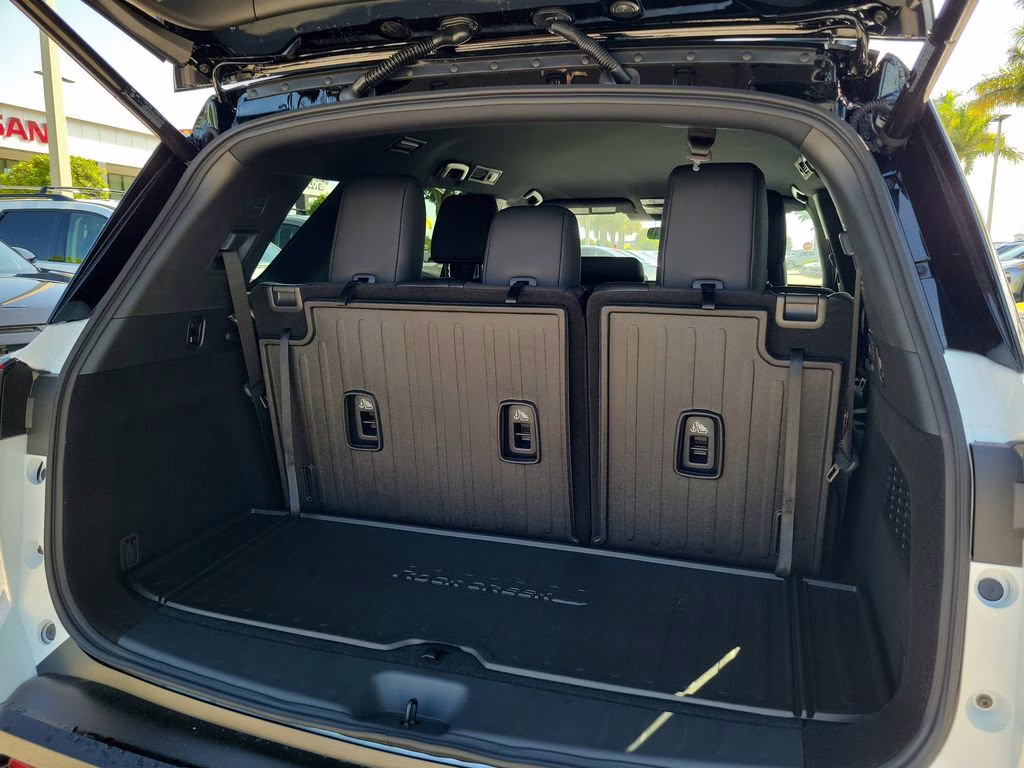 2026 Everest White Pearl/Black Nissan Pathfinder Rock Creek 4X4 SUV
