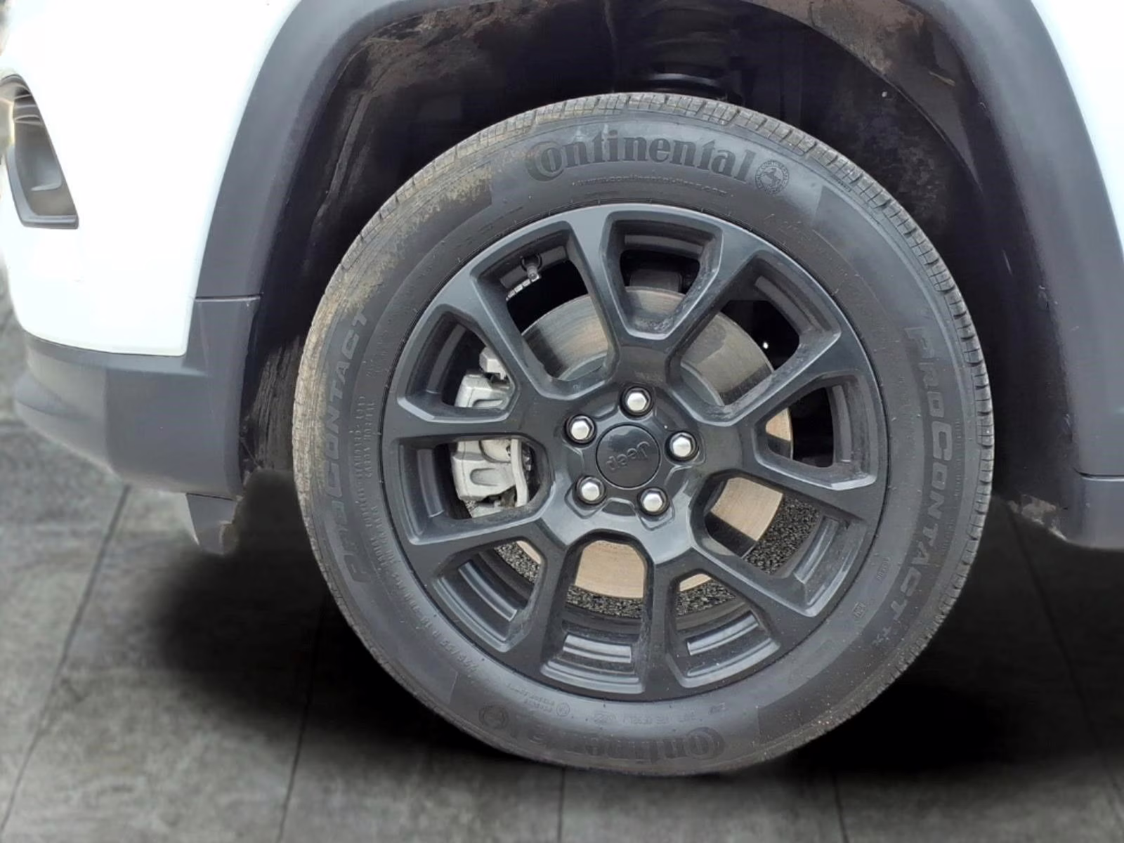 2024 Bright White Clearcoat Jeep Compass Latitude 4X4 SUV