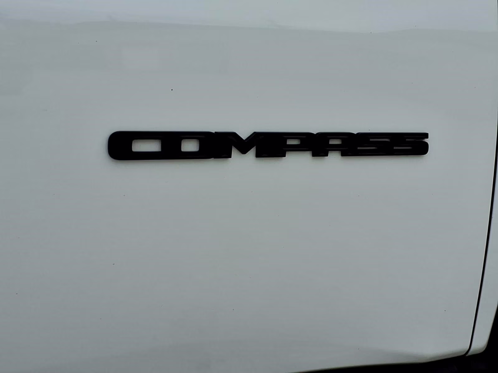 2024 Bright White Clearcoat Jeep Compass Latitude 4X4 SUV