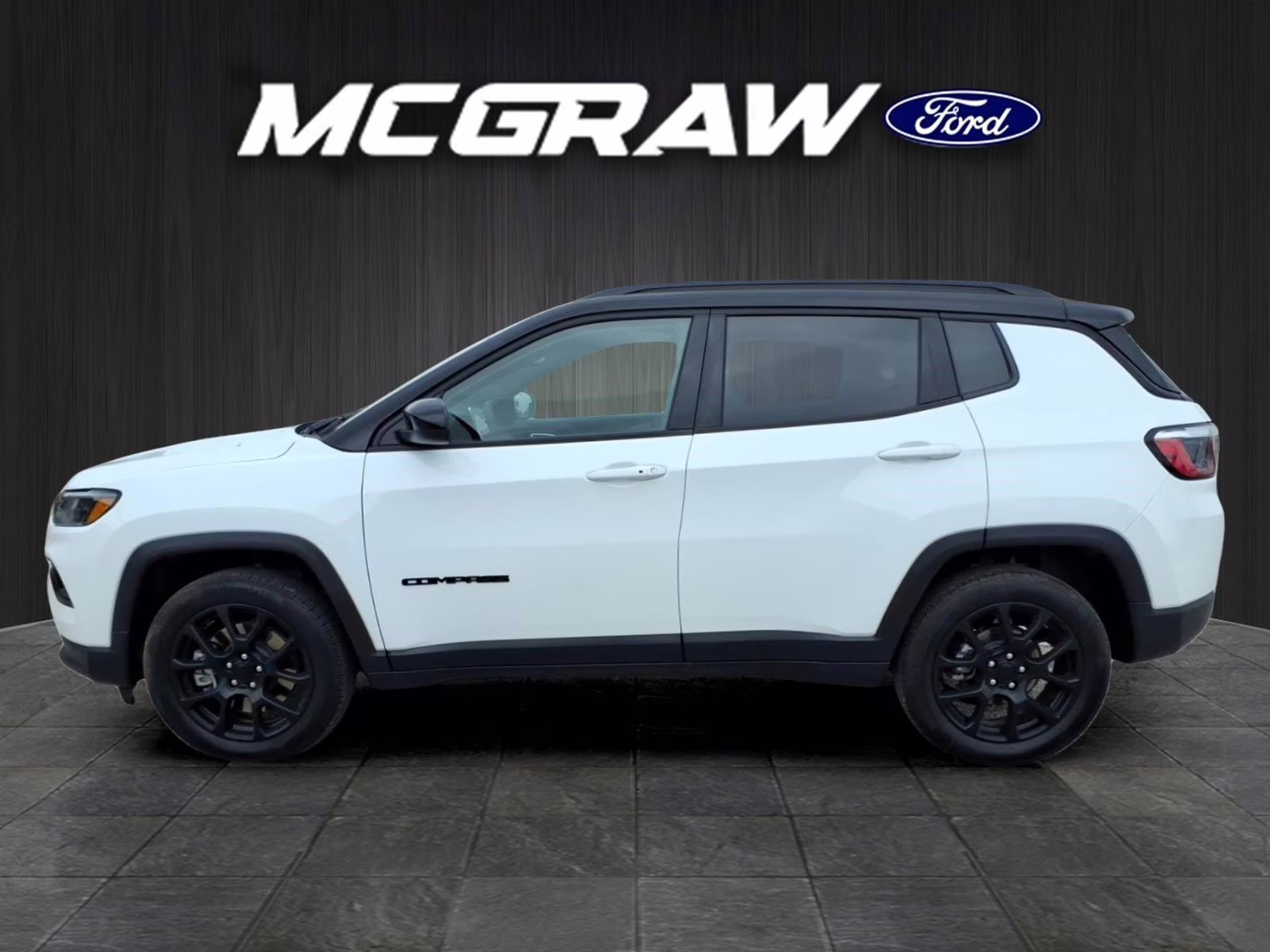 2024 Bright White Clearcoat Jeep Compass Latitude 4X4 SUV