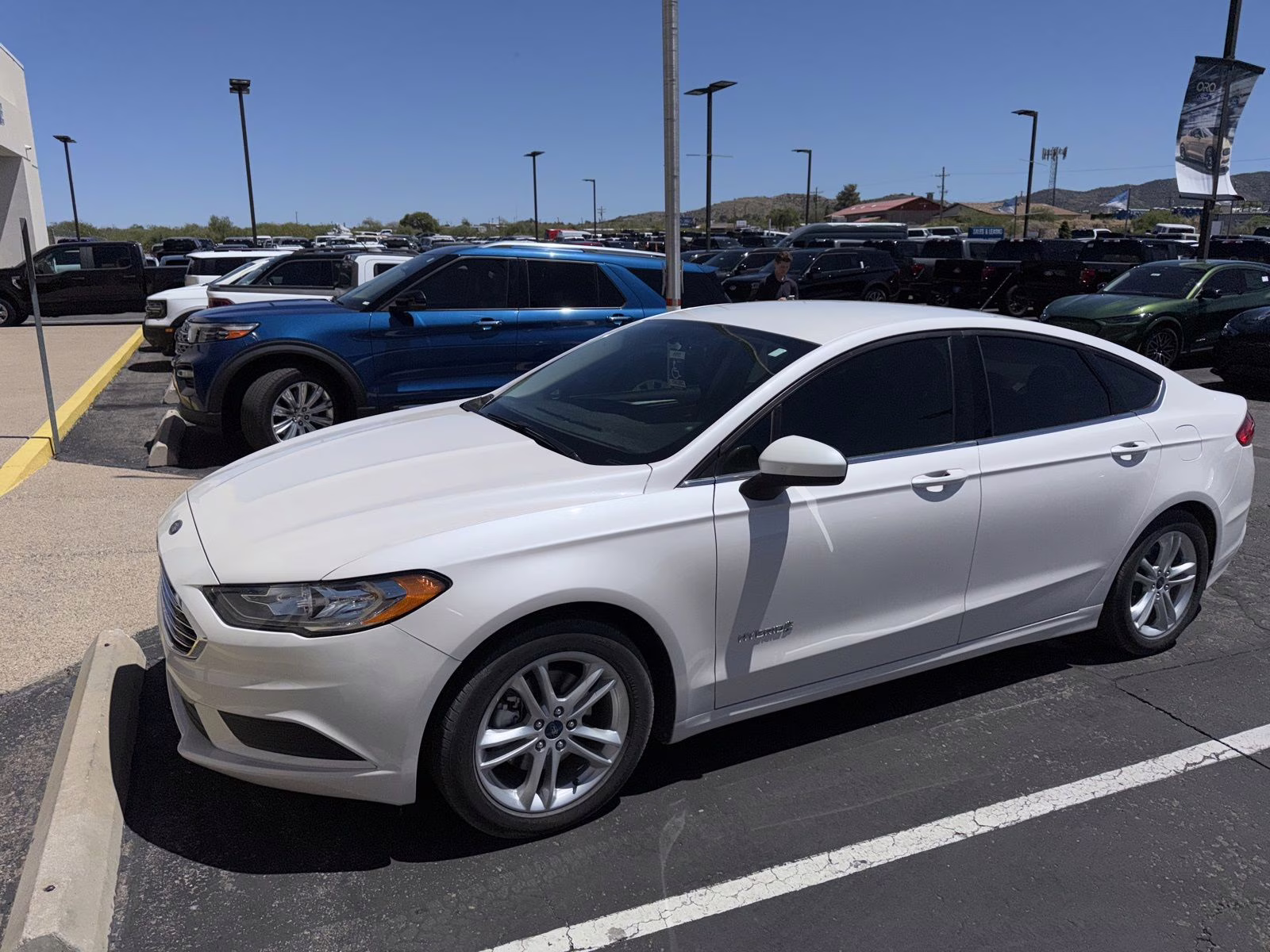 2018 White Platinum Clearcoat Metallic Ford Fusion Hybrid SE FWD Sedan