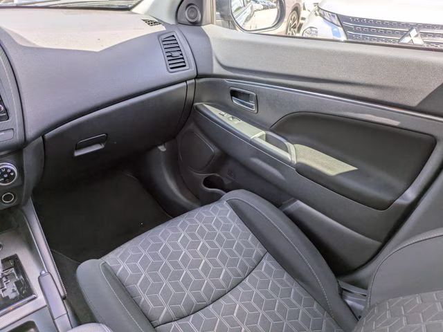 2025 Alloy Silver Metallic Mitsubishi Outlander Sport 2.0 ES 4X4 SUV
