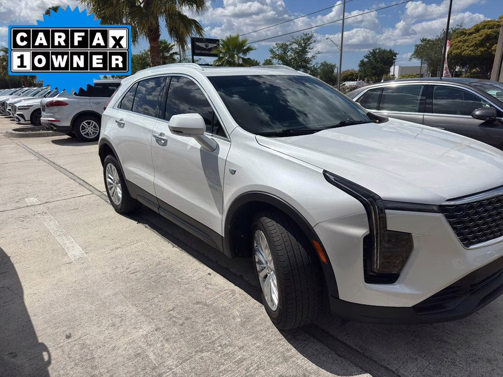 2024 Crystal White Tricoat Cadillac XT4 FWD Luxury FWD SUV