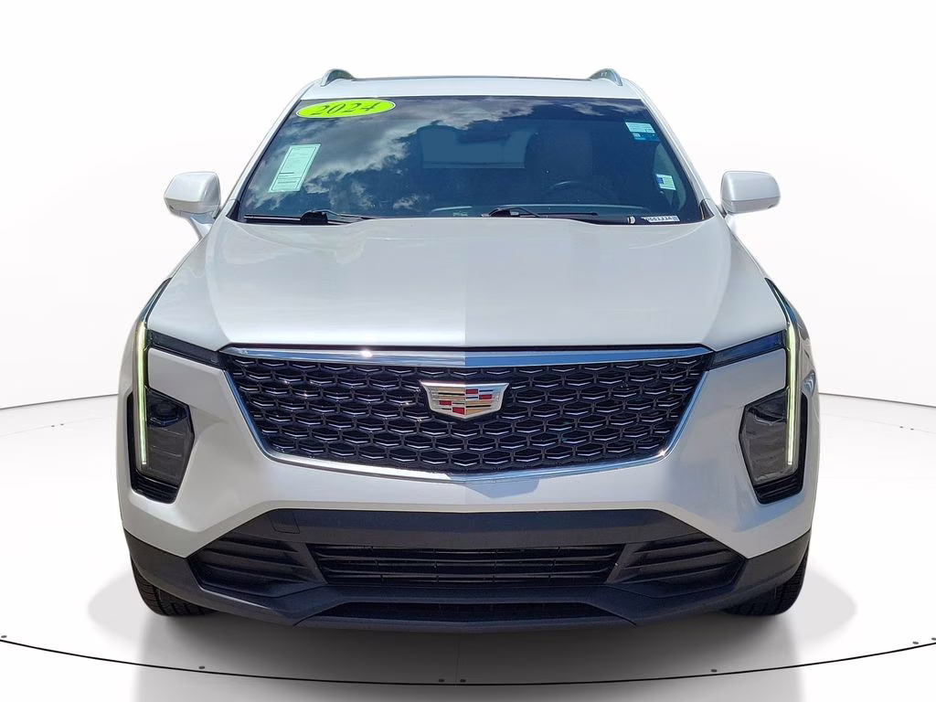 2024 Crystal White Tricoat Cadillac XT4 FWD Luxury FWD SUV