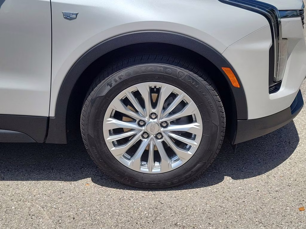 2024 Crystal White Tricoat Cadillac XT4 FWD Luxury FWD SUV