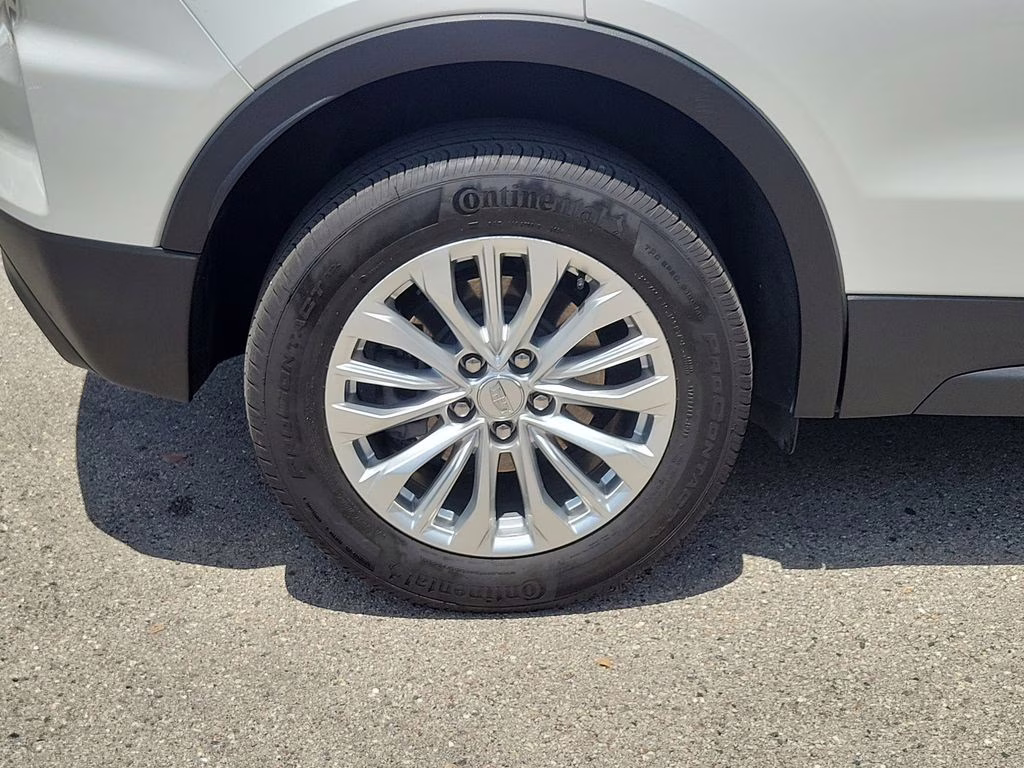 2024 Crystal White Tricoat Cadillac XT4 FWD Luxury FWD SUV