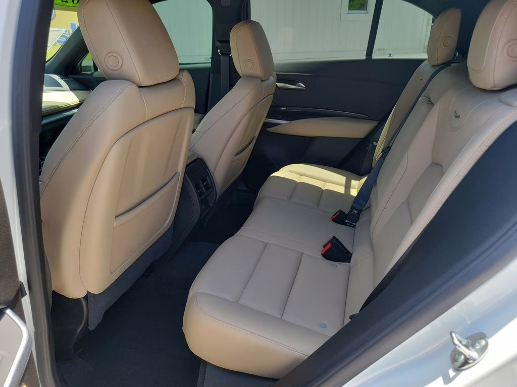 2024 Crystal White Tricoat Cadillac XT4 FWD Luxury FWD SUV