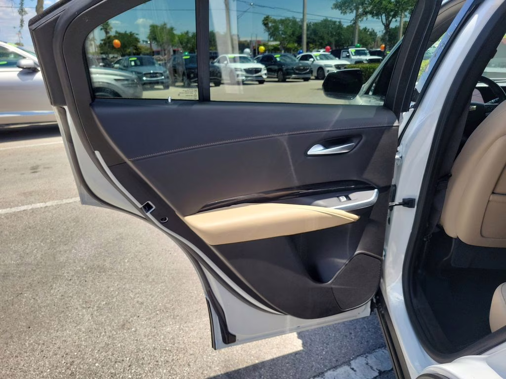 2024 Crystal White Tricoat Cadillac XT4 FWD Luxury FWD SUV