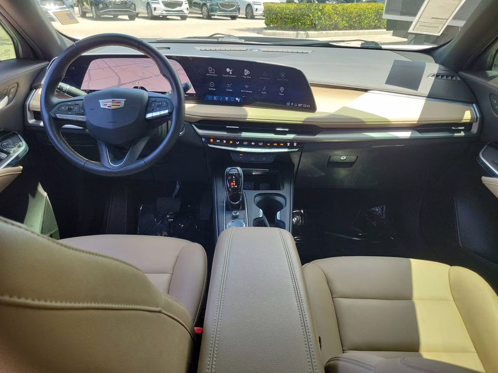 2024 Crystal White Tricoat Cadillac XT4 FWD Luxury FWD SUV