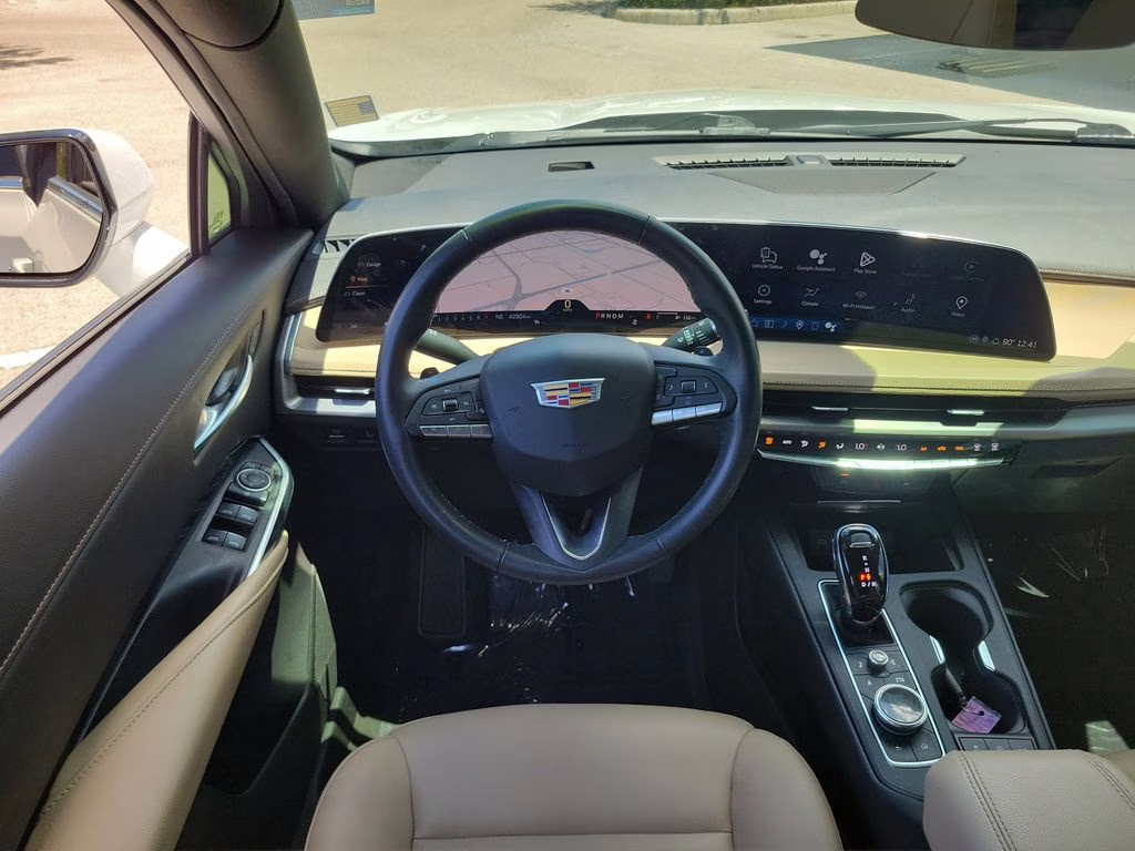 2024 Crystal White Tricoat Cadillac XT4 FWD Luxury FWD SUV