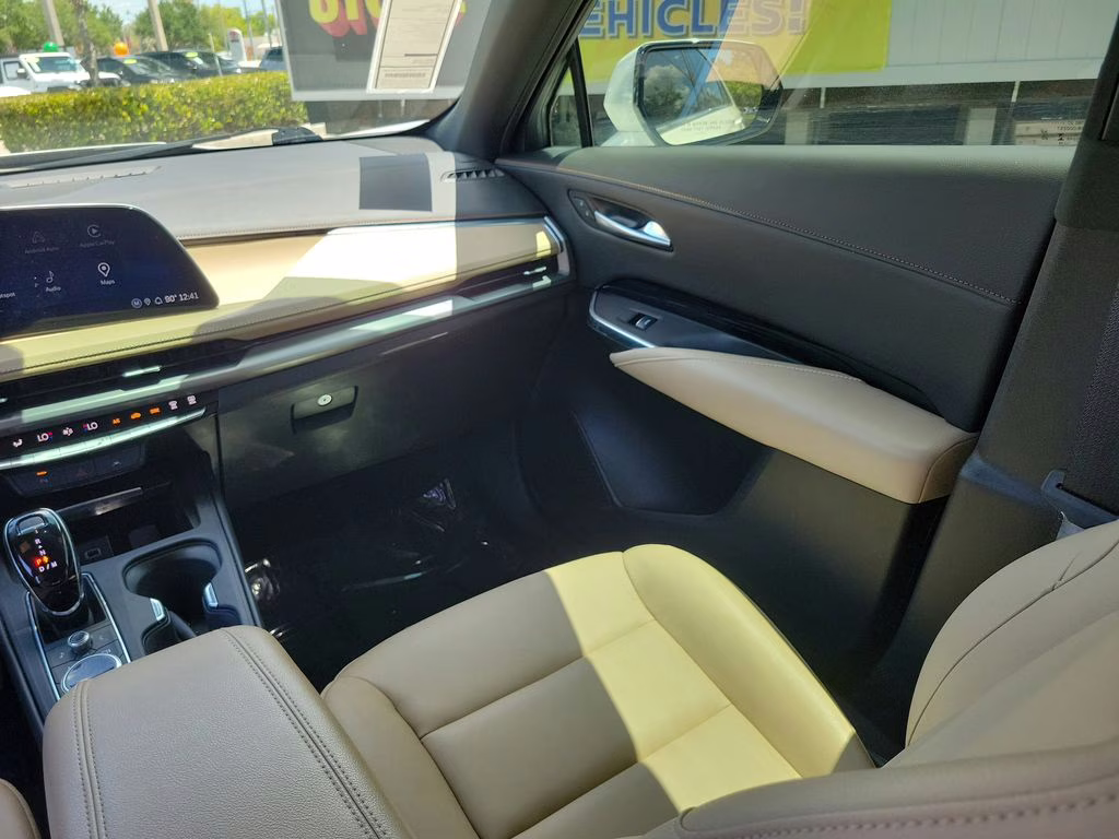 2024 Crystal White Tricoat Cadillac XT4 FWD Luxury FWD SUV