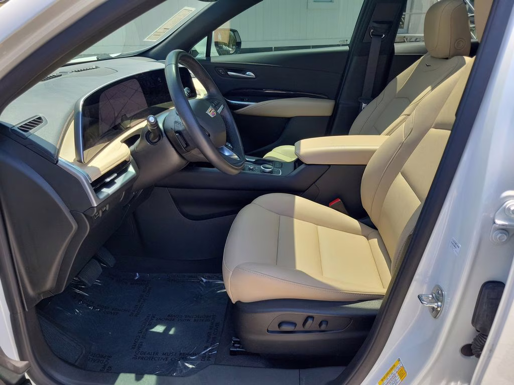 2024 Crystal White Tricoat Cadillac XT4 FWD Luxury FWD SUV