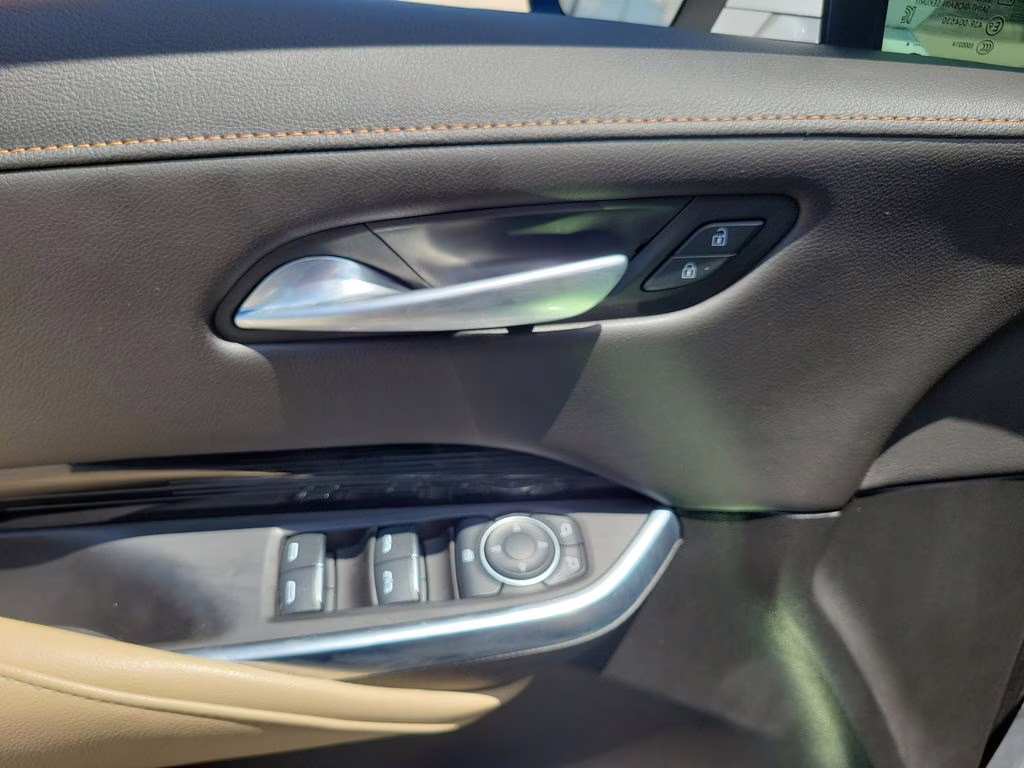 2024 Crystal White Tricoat Cadillac XT4 FWD Luxury FWD SUV