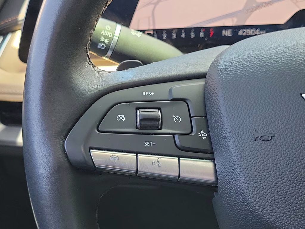 2024 Crystal White Tricoat Cadillac XT4 FWD Luxury FWD SUV
