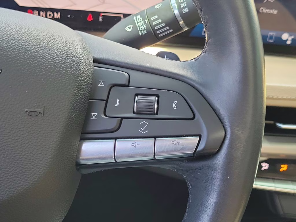 2024 Crystal White Tricoat Cadillac XT4 FWD Luxury FWD SUV