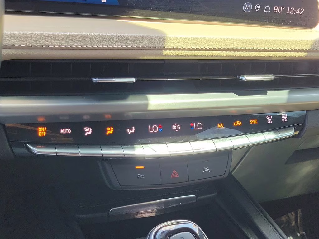 2024 Crystal White Tricoat Cadillac XT4 FWD Luxury FWD SUV