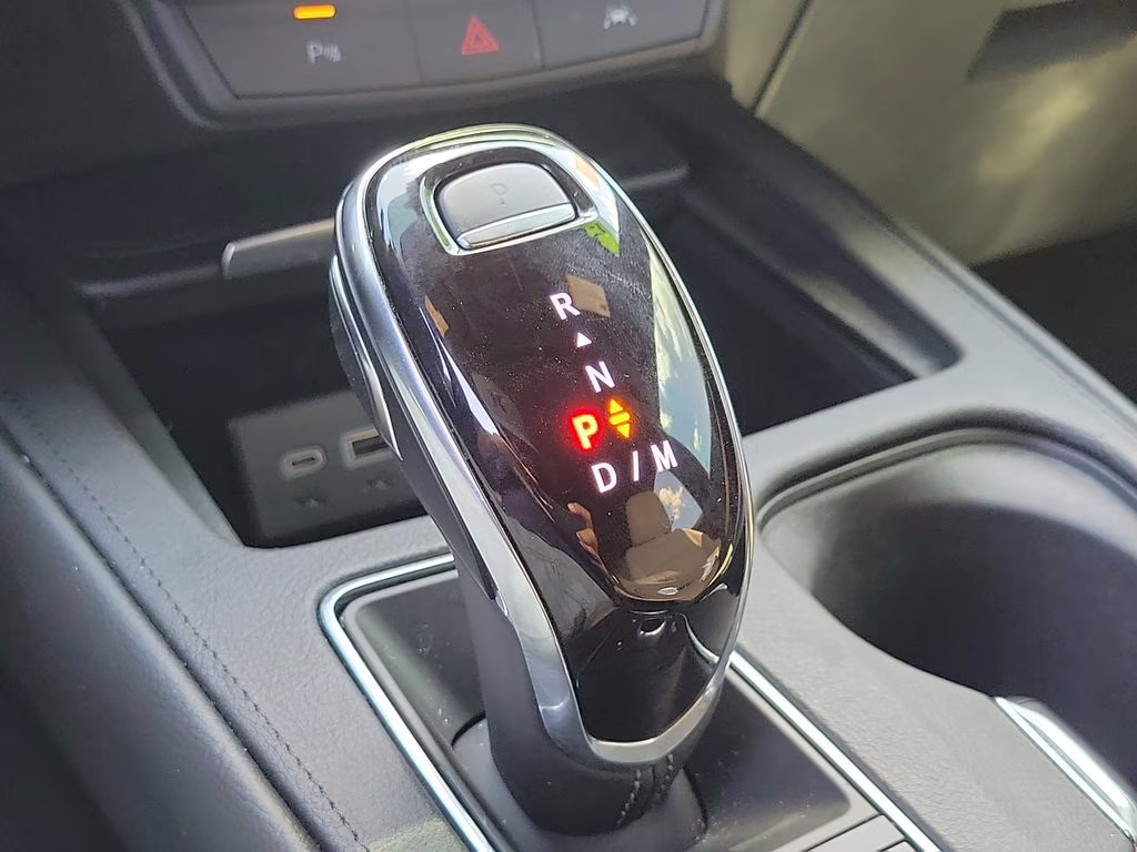 2024 Crystal White Tricoat Cadillac XT4 FWD Luxury FWD SUV