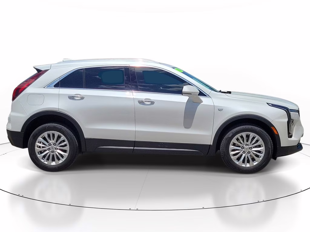 2024 Crystal White Tricoat Cadillac XT4 FWD Luxury FWD SUV