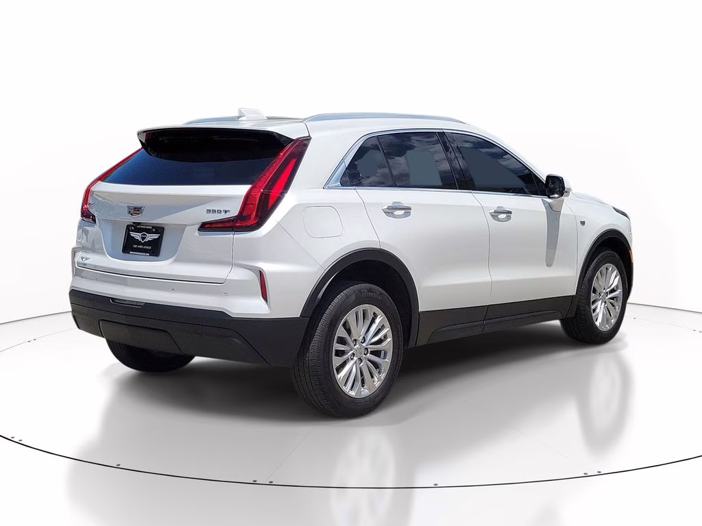 2024 Crystal White Tricoat Cadillac XT4 FWD Luxury FWD SUV