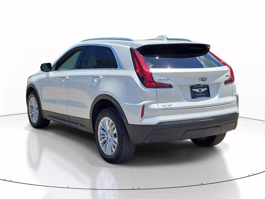 2024 Crystal White Tricoat Cadillac XT4 FWD Luxury FWD SUV