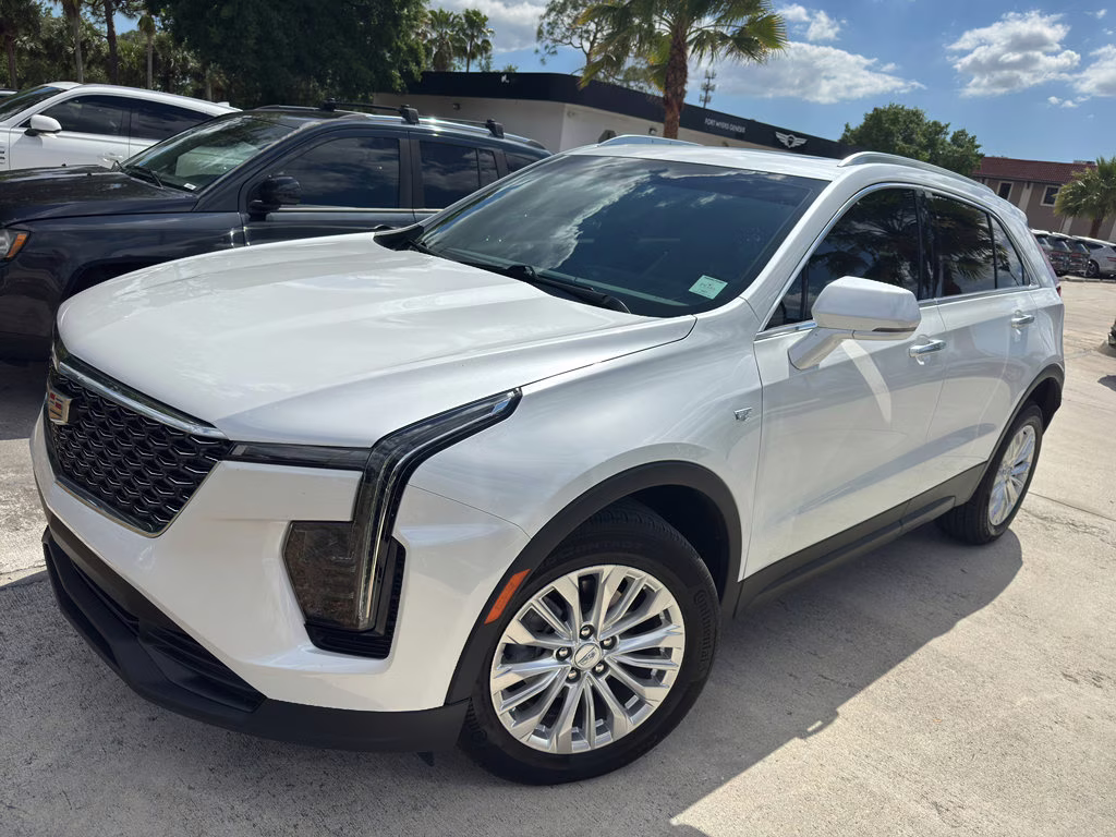 2024 Crystal White Tricoat Cadillac XT4 FWD Luxury FWD SUV