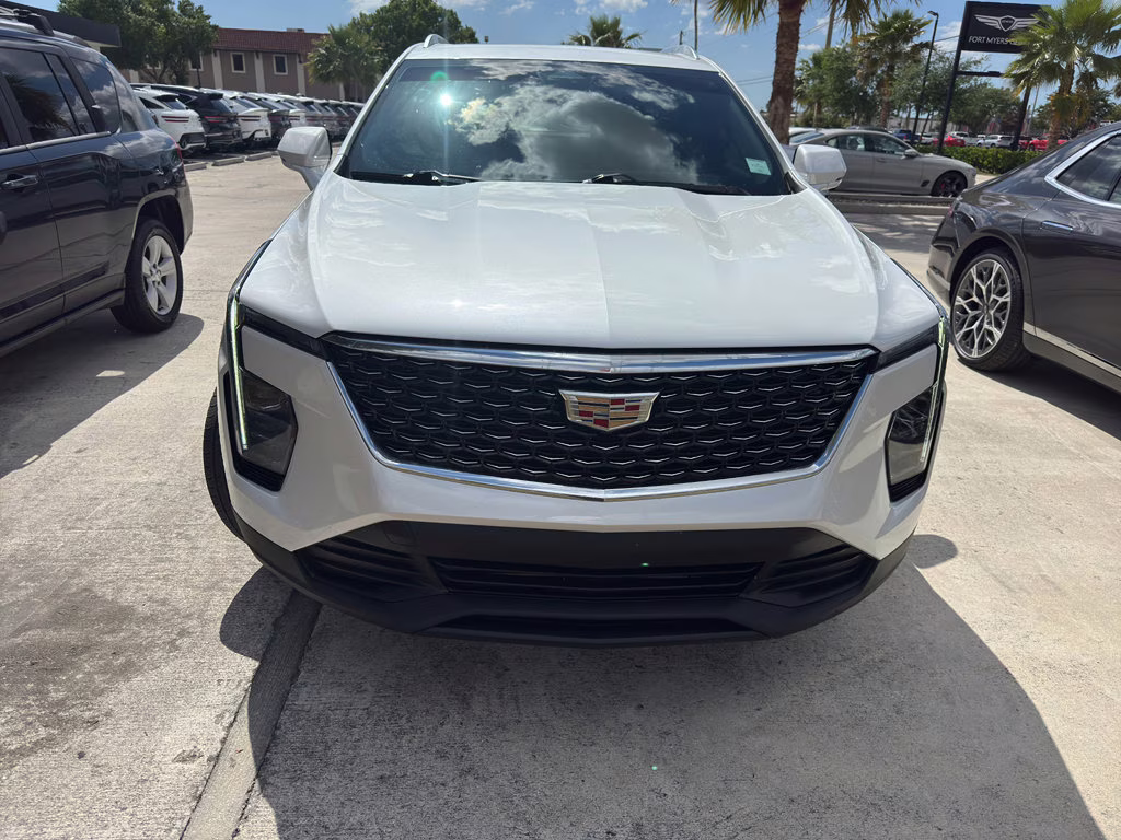 2024 Crystal White Tricoat Cadillac XT4 FWD Luxury FWD SUV