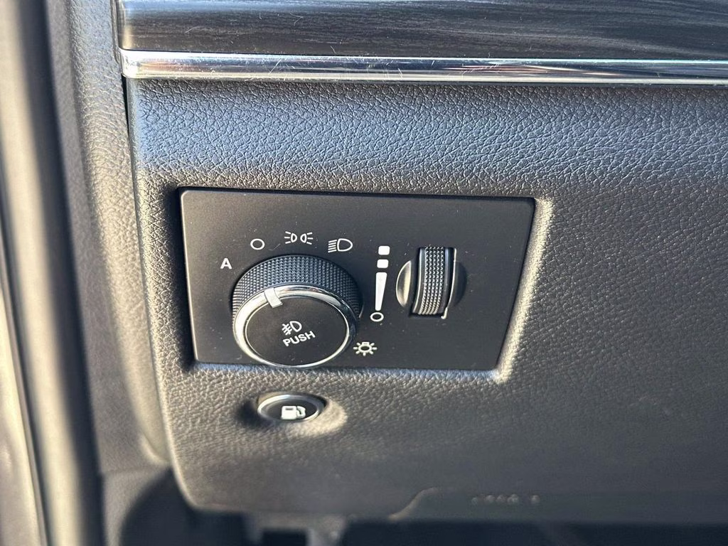 2019 Granite Crystal Metallic Clearcoat Jeep Grand Cherokee Limited 4X4 SUV