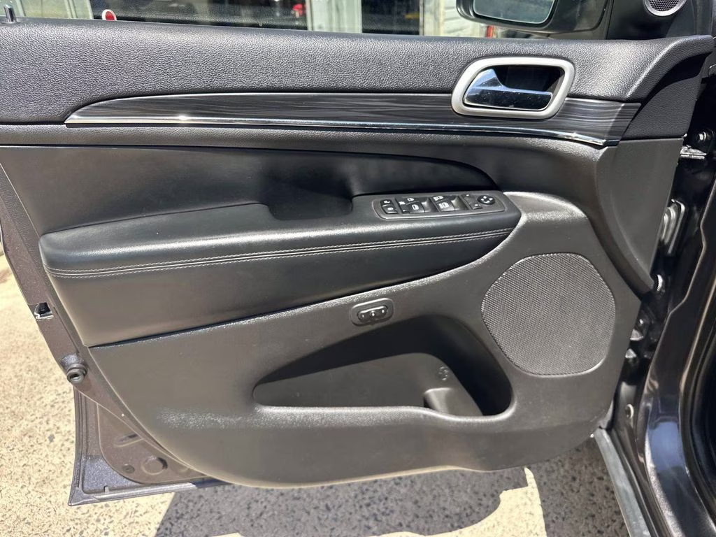 2019 Granite Crystal Metallic Clearcoat Jeep Grand Cherokee Limited 4X4 SUV