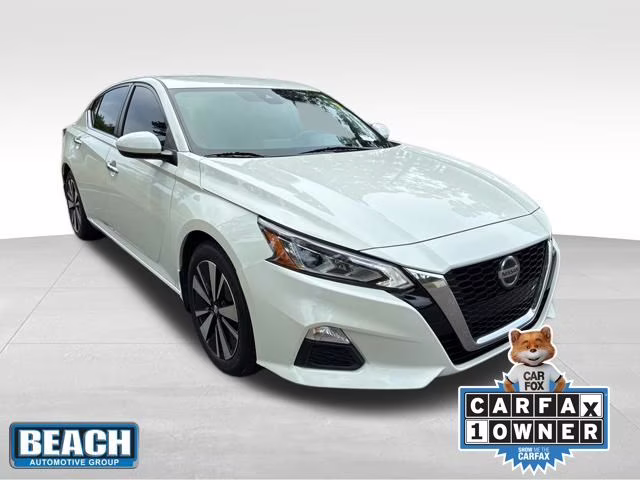 2021 Pearl White Tricoat Nissan Altima 2.5 SV FWD Sedan