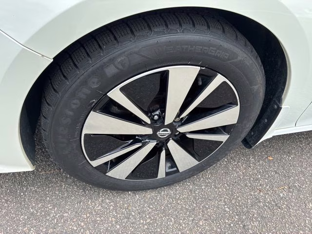 2021 Pearl White Tricoat Nissan Altima 2.5 SV FWD Sedan