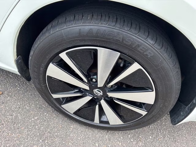 2021 Pearl White Tricoat Nissan Altima 2.5 SV FWD Sedan