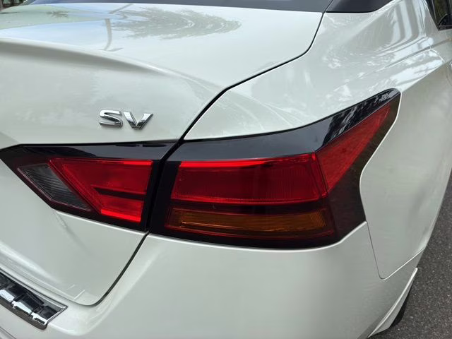2021 Pearl White Tricoat Nissan Altima 2.5 SV FWD Sedan