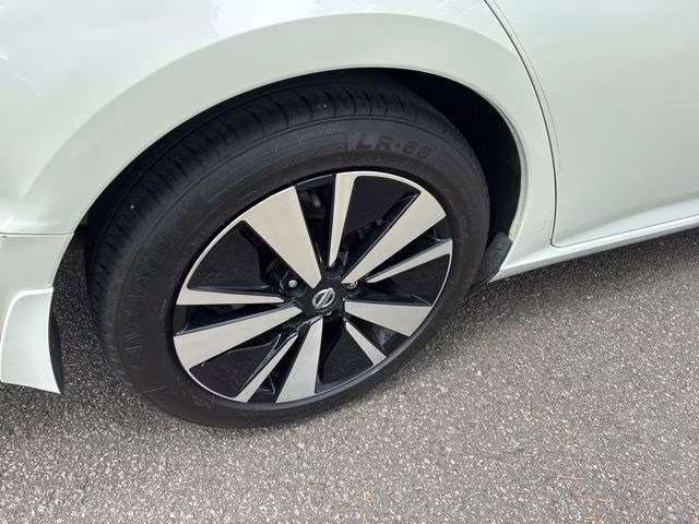 2021 Pearl White Tricoat Nissan Altima 2.5 SV FWD Sedan