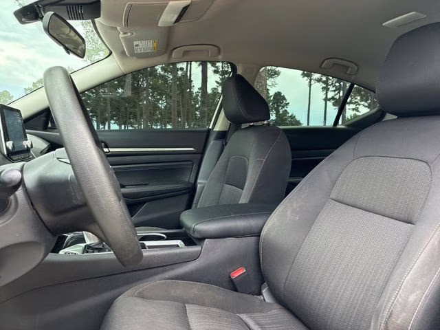 2021 Pearl White Tricoat Nissan Altima 2.5 SV FWD Sedan