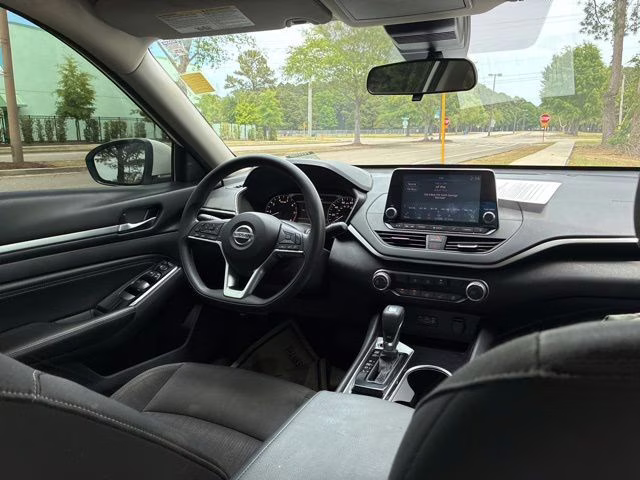 2021 Pearl White Tricoat Nissan Altima 2.5 SV FWD Sedan