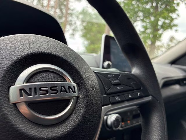 2021 Pearl White Tricoat Nissan Altima 2.5 SV FWD Sedan