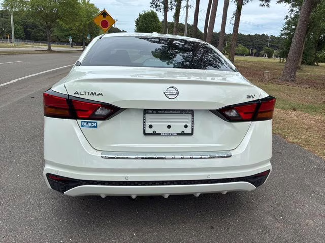2021 Pearl White Tricoat Nissan Altima 2.5 SV FWD Sedan