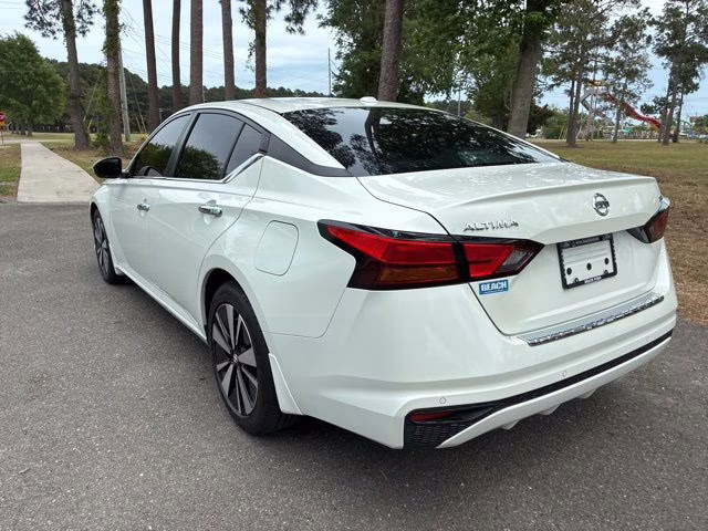 2021 Pearl White Tricoat Nissan Altima 2.5 SV FWD Sedan