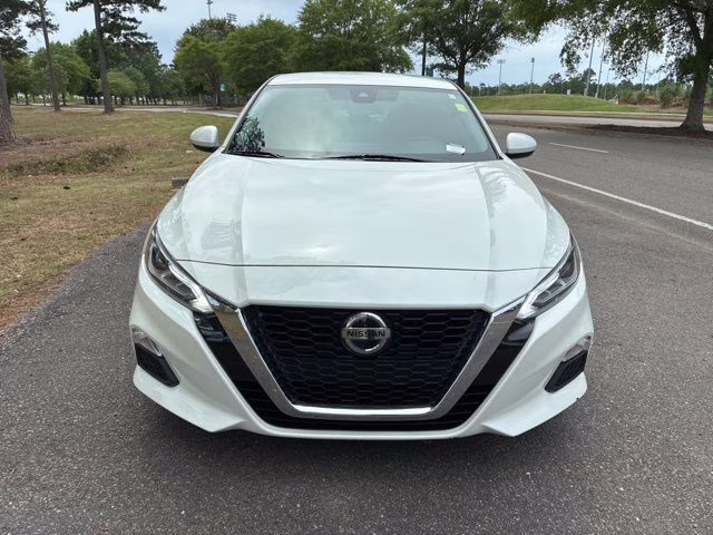 2021 Pearl White Tricoat Nissan Altima 2.5 SV FWD Sedan