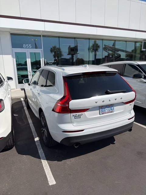 2021 Crystal White Volvo XC60 T5 Momentum FWD SUV