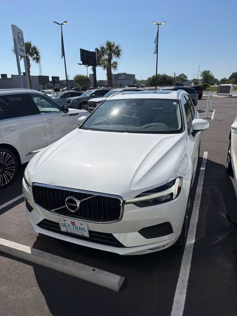 2021 Crystal White Volvo XC60 T5 Momentum FWD SUV