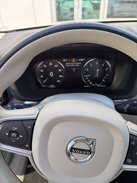 2021 Crystal White Volvo XC60 T5 Momentum FWD SUV