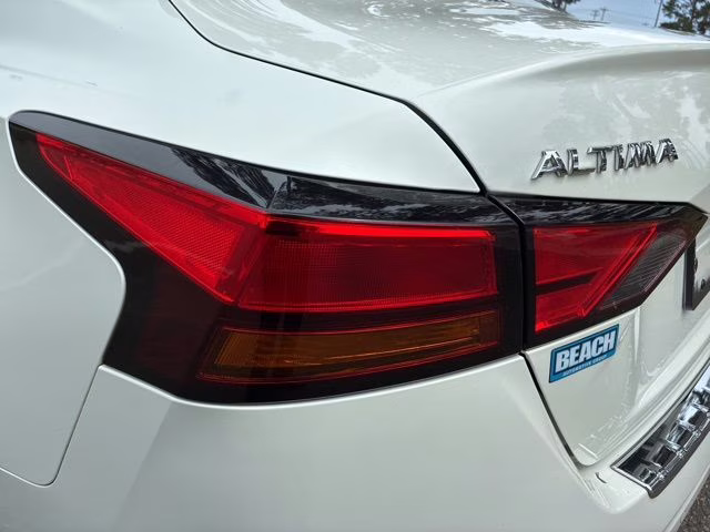 2021 Pearl White Tricoat Nissan Altima 2.5 SV FWD Sedan