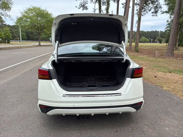 2021 Pearl White Tricoat Nissan Altima 2.5 SV FWD Sedan
