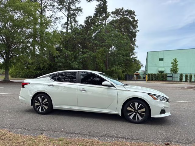 2021 Pearl White Tricoat Nissan Altima 2.5 SV FWD Sedan